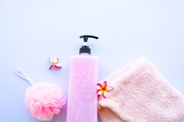 Yaşam tarzının vücut derisi için duşlu sıvı sabunlu bitkisel sıvı sabun bir banyo ve terli bez düzenleme düz arka planda beyaz yatıyordu.