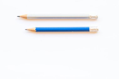 Öğrenci düzeninin kalem durgunluğu arkaplan beyaz üzerine yatar