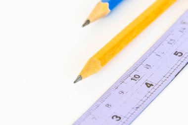 Kalem, öğrenci düzeninin cetvel durağan biçimi arkaplan beyaz üzerine yatıyordu