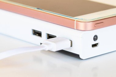 arkaplan dokusu şarj güç bataryası beyaz üzerine cep telefonu dekorasyonu