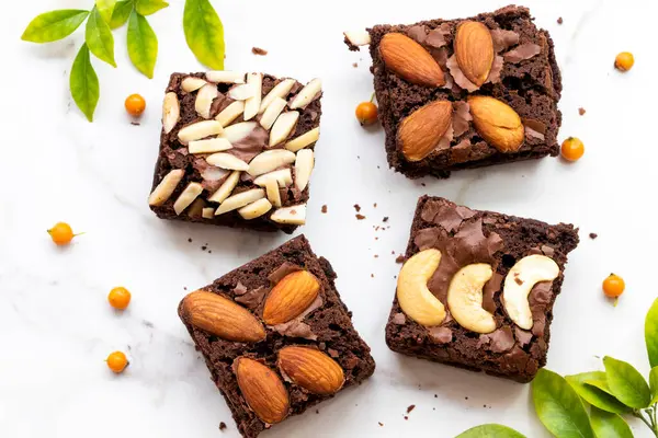 Postre Snack Brownies Con Arreglo Hojas Planas Estilo Laico Sobre — Foto de Stock