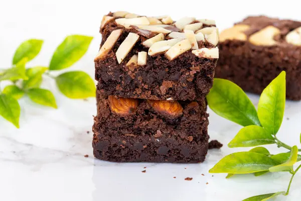 Postre Snack Brownies Con Arreglo Hojas Planas Estilo Laico Sobre — Foto de Stock