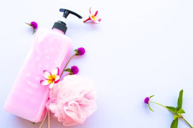 Yaşam tarzının vücut derisi için duşlu sıvı sabunlu bitkisel sıvı sabun arka planda beyaz bir banyo düzenleme tarzı yatıyordu.