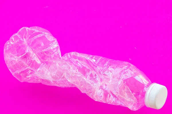 垃圾瓶塑料可回收配置平铺风格背景粉红 — 图库照片