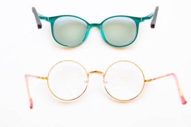 arkaplan beyaz üzerinde düz yatar yaşam tarzı düzenleme gözleri için gözlük sağlık hizmeti 