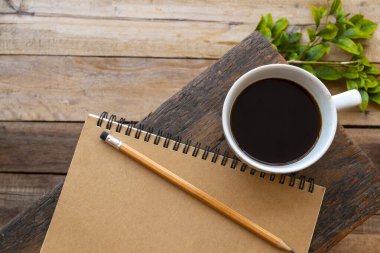 Sıcak kahve düzenleme ile iş için dizüstü bilgisayar planlayıcısı.