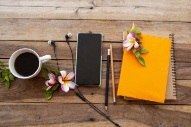 defter günlüğü, cep telefonu ve iş hayatı için sıcak kahve espresso çiçekli frangipani düzenleme düz arka plan ahşap üzerinde yatıyordu 