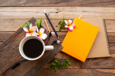  Sıcak kahve, çiçekli frangipani. İş için defter planlayıcısı. Yaşam tarzı düzenleme.