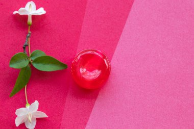 Öksürük ağrısı boğaz pastil renginde bitkisel düzenleme arka plan kırmızısı üzerinde düz yatıyordu