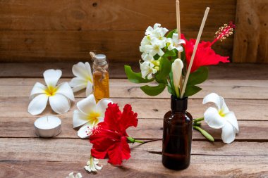 Doğal bitkisel yağlar tüm çiçekleri özümser. Koku düzenleme aromaları düzleştirir.