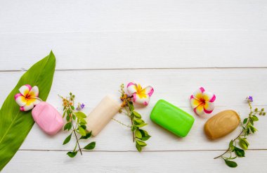 Yaşam tarzının vücut derisi için bitkisel sabun. Banyo düzenlemesi. Arka planda düz bir ahşap beyaz.