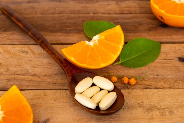 Vitamin Piller Kosttillskott För Hälso Och Sjukvård Med Orange Skära — Stockfoto