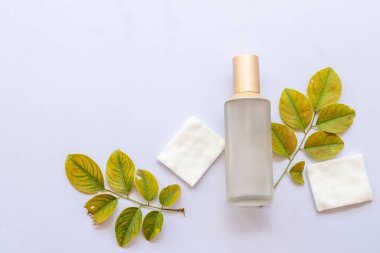 İlk terapi, pamuk doğal kozmetik içeren serum tonerleri cilt için bitkisel sağlık hizmetleri sunar. Kadın düzeninin güzelliği arka planda düz bir şekilde yatar. 