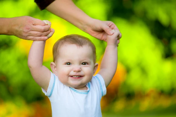 Sorrindo bebê feliz aprendendo a andar ao ar livre — Fotografia de Stock