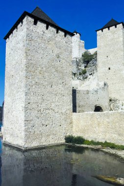 GOLUBAC, SERBIA - 11 AĞUSTOS 2019: GOLUBAC, SERBIA - 11 AĞUSTOS 2019: Golubac Kalesi - Sırbistan 'ın Tuna Nehri' nin güney tarafındaki ortaçağ güçlendirilmiş kasaba