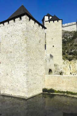 GOLUBAC, SERBIA - 11 AĞUSTOS 2019: GOLUBAC, SERBIA - 11 AĞUSTOS 2019: Golubac Kalesi - Sırbistan 'ın Tuna Nehri' nin güney tarafındaki ortaçağ güçlendirilmiş kasaba