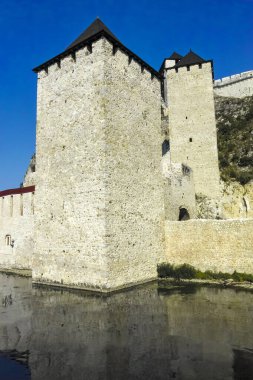 GOLUBAC, SERBIA - 11 AĞUSTOS 2019: GOLUBAC, SERBIA - 11 AĞUSTOS 2019: Golubac Kalesi - Sırbistan 'ın Tuna Nehri' nin güney tarafındaki ortaçağ güçlendirilmiş kasaba