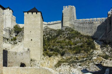 GOLUBAC, SERBIA - 11 AĞUSTOS 2019: GOLUBAC, SERBIA - 11 AĞUSTOS 2019: Golubac Kalesi - Sırbistan 'ın Tuna Nehri' nin güney tarafındaki ortaçağ güçlendirilmiş kasaba
