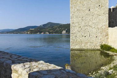 GOLUBAC, SERBIA - 11 AĞUSTOS 2019: GOLUBAC, SERBIA - 11 AĞUSTOS 2019: Golubac Kalesi - Sırbistan 'ın Tuna Nehri' nin güney tarafındaki ortaçağ güçlendirilmiş kasaba