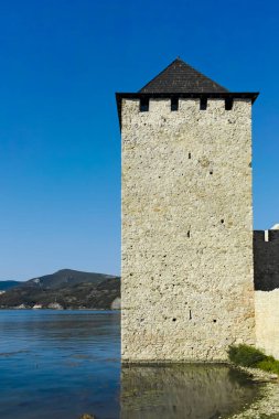 GOLUBAC, SERBIA - 11 AĞUSTOS 2019: GOLUBAC, SERBIA - 11 AĞUSTOS 2019: Golubac Kalesi - Sırbistan 'ın Tuna Nehri' nin güney tarafındaki ortaçağ güçlendirilmiş kasaba