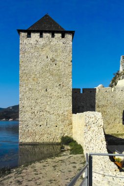 GOLUBAC, SERBIA - 11 AĞUSTOS 2019: GOLUBAC, SERBIA - 11 AĞUSTOS 2019: Golubac Kalesi - Sırbistan 'ın Tuna Nehri' nin güney tarafındaki ortaçağ güçlendirilmiş kasaba