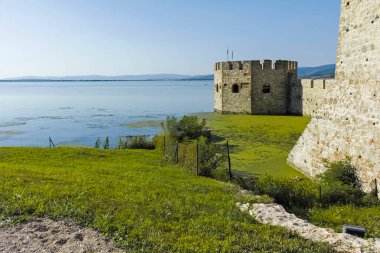 GOLUBAC, SERBIA - 11 AĞUSTOS 2019: GOLUBAC, SERBIA - 11 AĞUSTOS 2019: Golubac Kalesi - Sırbistan 'ın Tuna Nehri' nin güney tarafındaki ortaçağ güçlendirilmiş kasaba