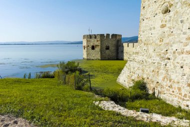 GOLUBAC, SERBIA - 11 AĞUSTOS 2019: GOLUBAC, SERBIA - 11 AĞUSTOS 2019: Golubac Kalesi - Sırbistan 'ın Tuna Nehri' nin güney tarafındaki ortaçağ güçlendirilmiş kasaba