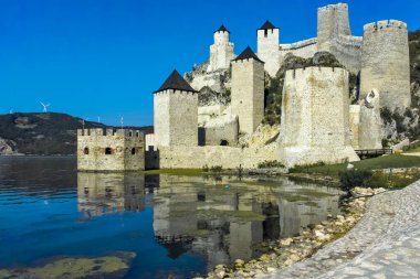 GOLUBAC, SERBIA - 11 AĞUSTOS 2019: GOLUBAC, SERBIA - 11 AĞUSTOS 2019: Golubac Kalesi - Sırbistan 'ın Tuna Nehri' nin güney tarafındaki ortaçağ güçlendirilmiş kasaba