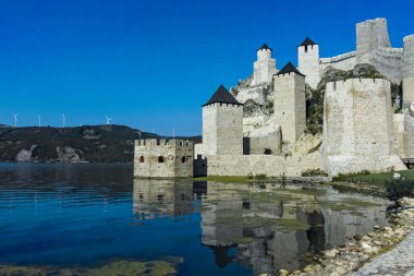 GOLUBAC, SERBIA - 11 AĞUSTOS 2019: GOLUBAC, SERBIA - 11 AĞUSTOS 2019: Golubac Kalesi - Sırbistan 'ın Tuna Nehri' nin güney tarafındaki ortaçağ güçlendirilmiş kasaba