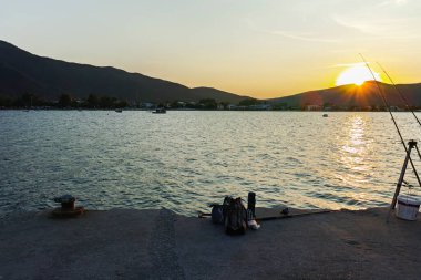 STAVROS, GREECE - 19 Ağustos 2019: Stavros, Chalkidiki, Orta Makedonya, Yunanistan 'ın kıyı şeridinde gün batımı