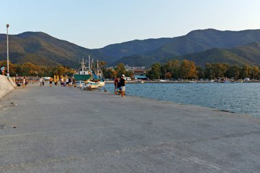 STAVROS, GREECE - 19 Ağustos 2019: Stavros, Chalkidiki, Orta Makedonya, Yunanistan 'ın kıyı şeridinde gün batımı