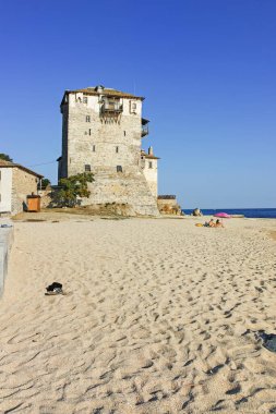 OURANOPOLI, GREECE - 21 Ağustos 2019: Ouranopoli, Athos, Chalkidiki, Orta Makedonya, Yunanistan 'daki eski kule
