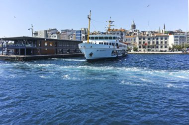 İSTANBUL, TURKEY - 26 Temmuz 2019: İstanbul, Türkiye 'de Boğaz ve Altın Boynuz Panoraması