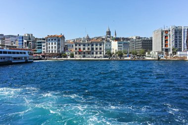 İSTANBUL, TURKEY - 26 Temmuz 2019: İstanbul, Türkiye 'de Boğaz ve Altın Boynuz Panoraması