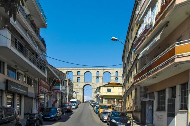 KAVALA, GREECE - 22 Haziran 2019: Yunanistan 'ın Kavala, Doğu Makedonya ve Trakya kentindeki tipik sokak ve evler