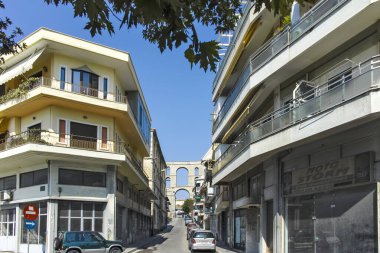 KAVALA, GREECE - 22 Haziran 2019: Yunanistan 'ın Kavala, Doğu Makedonya ve Trakya kentindeki tipik sokak ve evler