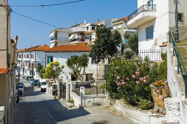 KAVALA, GREECE - 22 Haziran 2019: Yunanistan 'ın Kavala, Doğu Makedonya ve Trakya kentindeki tipik sokak ve evler