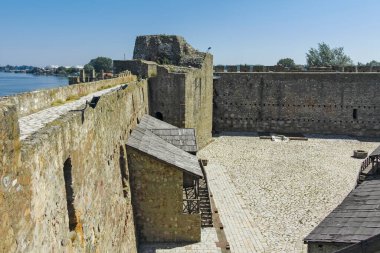 Sırbistan 'ın Smederevo kentindeki Tuna Nehri kıyısındaki Smederevo Kalesi harabeleri