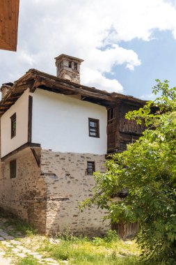 Bulgaristan 'ın Blagoevgrad Bölgesi, Otantik 19. yüzyıl evleriyle Kovaçevitsa köyü