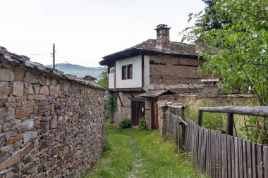 Bulgaristan 'ın Blagoevgrad Bölgesi, Otantik 19. yüzyıl evleriyle Kovaçevitsa köyü