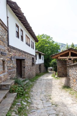 Bulgaristan 'ın Blagoevgrad Bölgesi, Otantik 19. yüzyıl evleriyle Kovaçevitsa köyü