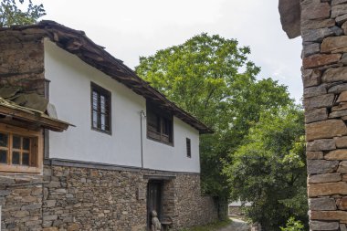 Bulgaristan 'ın Blagoevgrad Bölgesi, Otantik 19. yüzyıl evleriyle Kovaçevitsa köyü