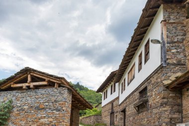 Bulgaristan 'ın Blagoevgrad Bölgesi, Otantik 19. yüzyıl evleriyle Kovaçevitsa köyü