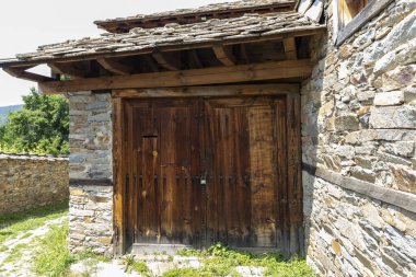 Bulgaristan 'ın Blagoevgrad Bölgesi, Otantik 19. yüzyıl evleriyle Kovaçevitsa köyü