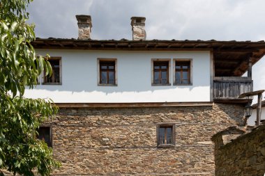 Bulgaristan 'ın Blagoevgrad Bölgesi, Otantik 19. yüzyıl evleriyle Kovaçevitsa köyü