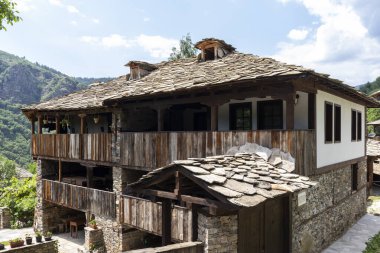 Bulgaristan 'ın Blagoevgrad Bölgesi, Otantik 19. yüzyıl evleriyle Kovaçevitsa köyü