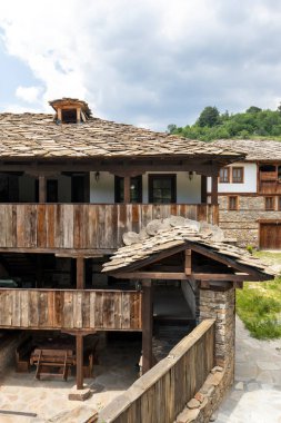 Bulgaristan 'ın Blagoevgrad Bölgesi, Otantik 19. yüzyıl evleriyle Kovaçevitsa köyü