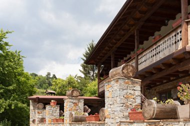 Bulgaristan 'ın Blagoevgrad Bölgesi, Otantik 19. yüzyıl evleriyle Kovaçevitsa köyü