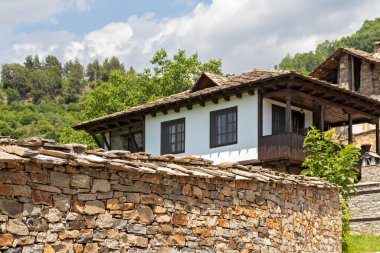 Bulgaristan 'ın Blagoevgrad Bölgesi, Otantik 19. yüzyıl evleriyle Kovaçevitsa köyü