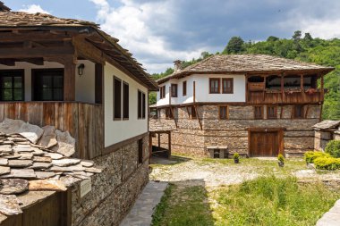 Bulgaristan 'ın Blagoevgrad Bölgesi, Otantik 19. yüzyıl evleriyle Kovaçevitsa köyü